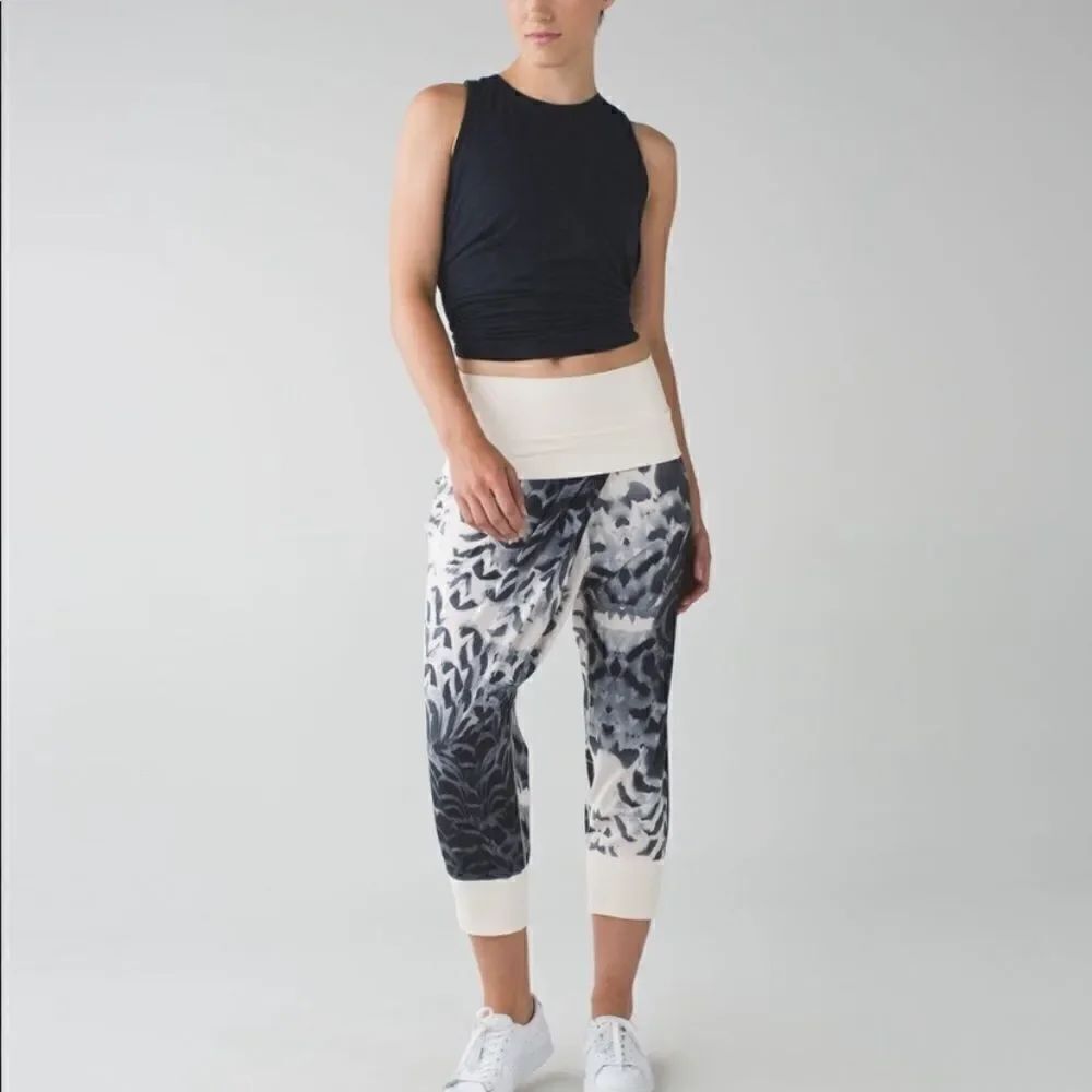 Lululemon Dance to Yoga pant Pretty Plume Angel wing Size 6